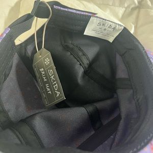 NWT Skida 5 panel brim hat
